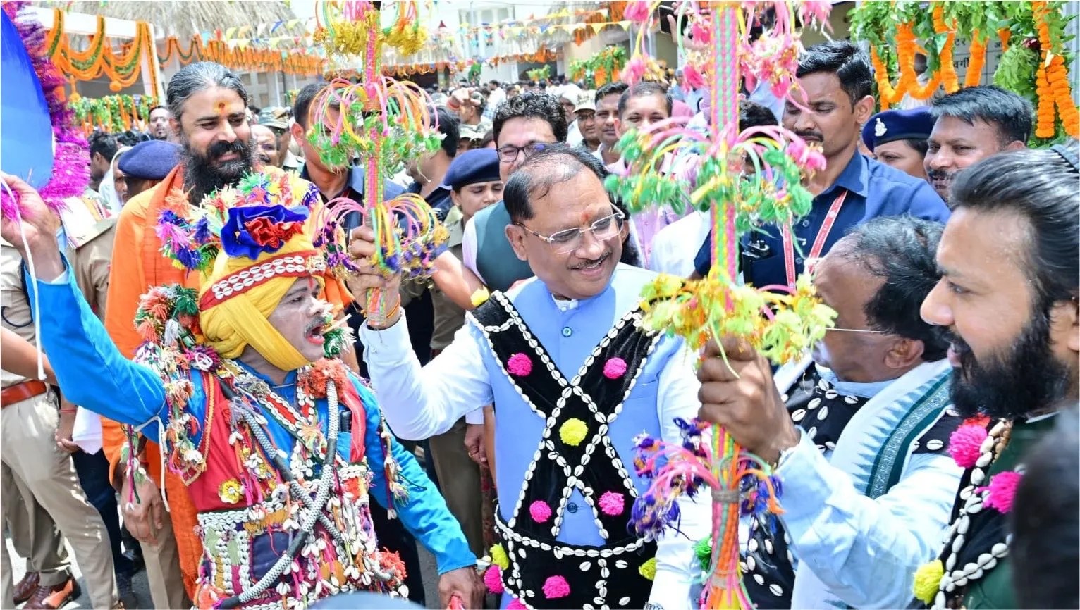 रायपुर स्थित मुख्यमंत्री निवास में हरेली तिहार के उल्लास के बीच छत्तीसगढ़ की समृद्ध लोकसंस्कृति अपने पूरे रंग में नजर आई।