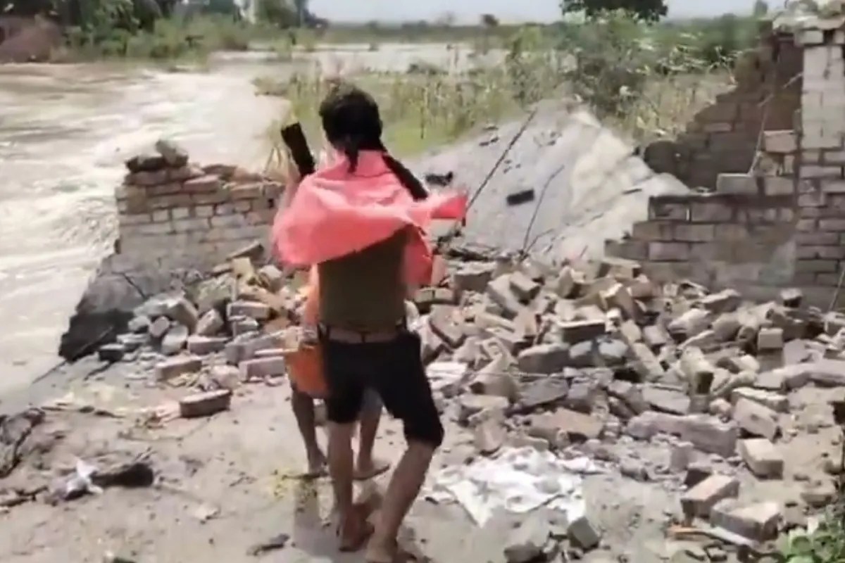 बाढ़ के चपेट में आया घर, फोटो सोर्स- पत्रिका