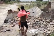 बाढ़ के चपेट में आया घर, फोटो सोर्स- पत्रिका