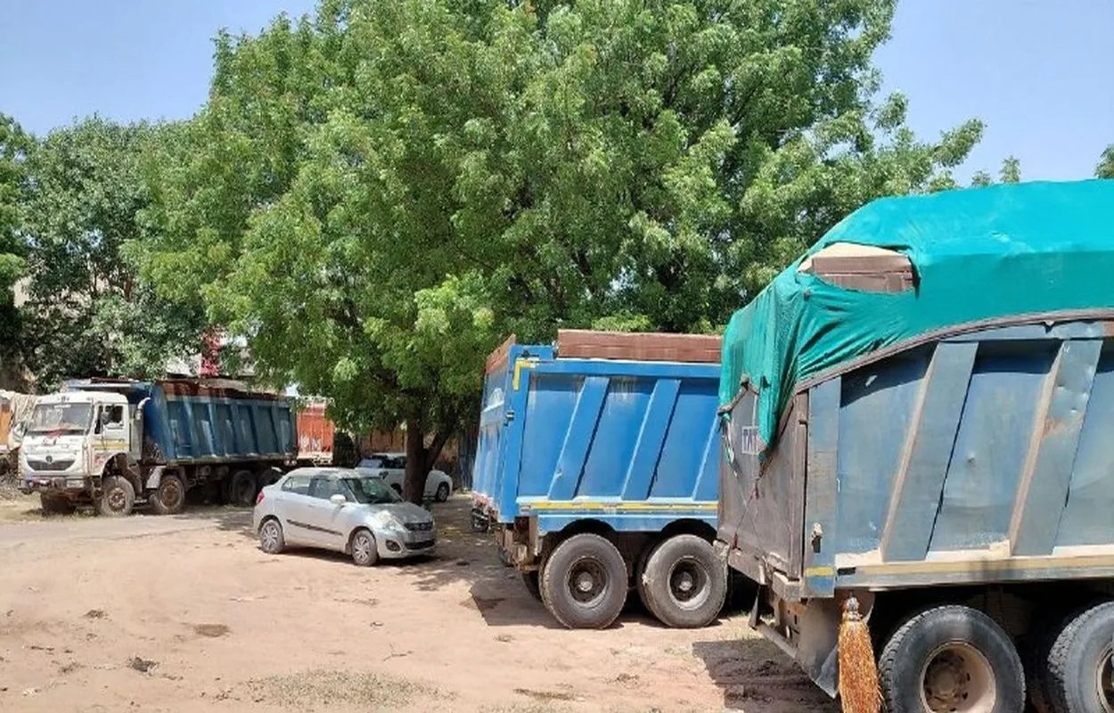 नागौर सदर थाने में खड़े बजरी के डंपर