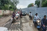 नरसिंहपुर शहर से लगे रौंसरा रेलवे ब्रिज के निर्माण की धीमी गति के साथ ही वाहनों के लिए बनाए गए डायवर्ट रूट की बदहाल स्थिति अब आमजन के लिए बड़ी परेशानी बन गई है। मार्ग पर जगह-जगह बड़े गड्ढे हैं,
