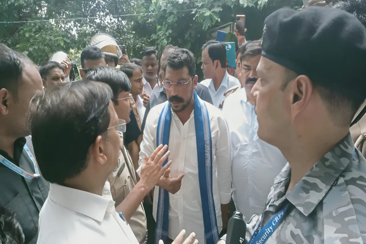 गोंडा जा रहे चंद्रशेखर आजाद को बाराबंकी में रोका, समर्थकों ने टोल बैरियर तोड़ा (फोटो सोर्स : Ritesh Singh )