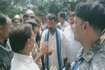 गोंडा जा रहे चंद्रशेखर आजाद को बाराबंकी में रोका, समर्थकों ने टोल बैरियर तोड़ा (फोटो सोर्स : Ritesh Singh )