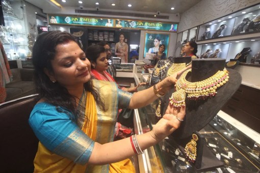 चौक क्षेत्र की ज्वेलरी दुकानों पर ग्राहकों की बढ़ी आवाजाही। (फोटो सोर्स : Ritesh Singh )