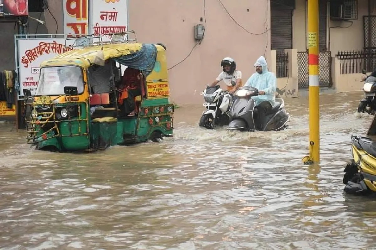 बारिश के बीच राजधानी लखनऊ में बादलों से घिरा आसमान और सड़क का नजारा। (फोटो सोर्स : Ritesh Singh )