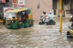 बारिश के बीच राजधानी लखनऊ में बादलों से घिरा आसमान और सड़क का नजारा। (फोटो सोर्स : Ritesh Singh )