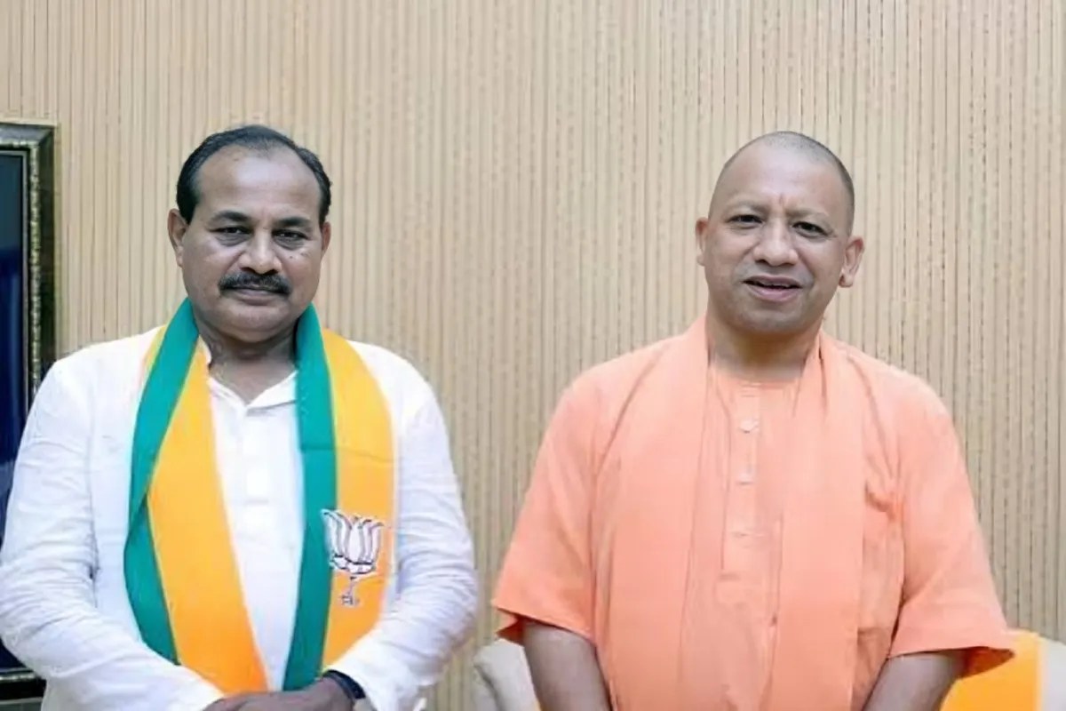उत्तर प्रदेश के मुख्यमंत्री योगी आदित्यनाथ के साथ कारागार मंत्री दारा सिंह चौहान (फोटो सोर्स :file photo, Ritesh Singh )