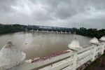 आशियाना से हुसैनाबाद तक जलभराव का कहर, सड़क धंसी तो गड्ढे में फंसी बोलेरो; गोमती का बढ़ा जलस्तर, पेड़ गिरने से दहशत (फोटो सोर्स : Ritesh Singh )