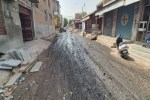 गिन्नाणी क्षेत्र में सड़क पर पड़ा फिसलन भरा कीचड़। 