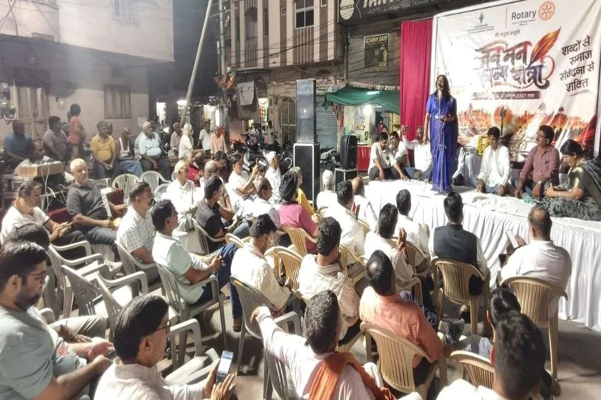 बीकानेर के आचार्य चौक में पाटे पर रचनाएं प्रस्तुत करते कवि और मौजूद श्रोता।