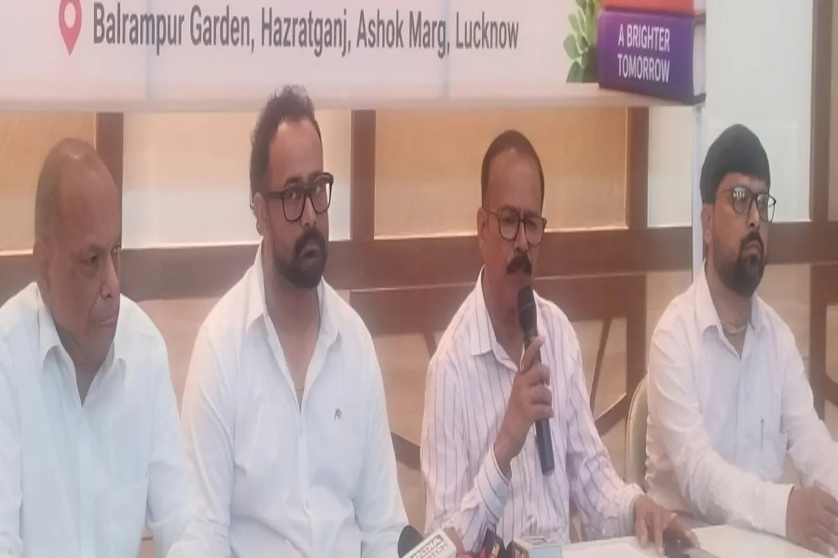 बलरामपुर गार्डन में एक अक्टूबर से शुरू होने वाले 23वें राष्ट्रीय पुस्तक मेले की तैयारियों की जानकारी देते आयोजक। (फोटो सोर्स : Ritesh Singh )