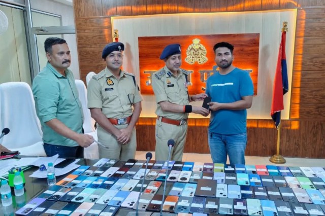 मोबाइल देते एसएसपी, फोटो सोर्स- उन्नाव पुलिस