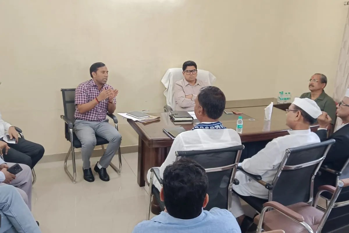 बैठक में शामिल डीएम, फोटो सोर्स- सूचना विभाग उन्नाव