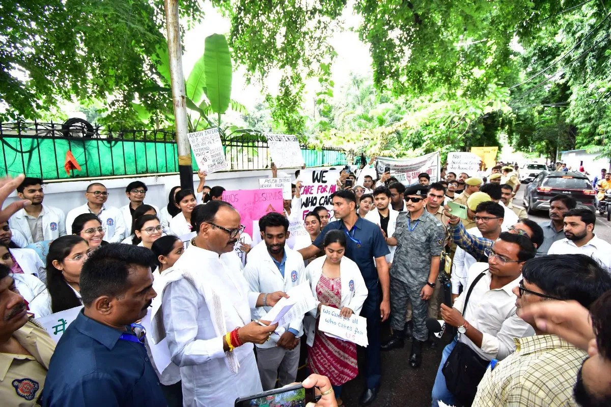 हाथों में पोस्टर-बैनर लेकर बड़ी संख्या में पहुंचे प्रदर्शनकारी, 7,500 से बढ़ाकर 25 हजार रुपये प्रतिमाह करने की मांग (फोटो सोर्स : Ritesh Singh )