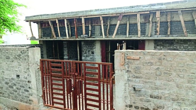 51 भवनों में निर्माण कार्य तेजी से जारी है। विभाग का दावा है कि अगले 3 से 4 महीनों में निर्माण पूरा हो जाएगा।