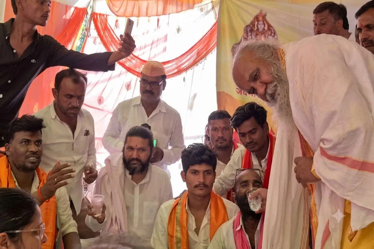 बंजारा आरक्षण आंदोलन : धर्मगुरु बाबूसिंग की मध्यस्थता से टूटा अनशन, CM देवेंद्र फडणवीस ने दिया समाधान का भरोसा