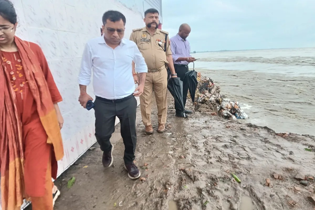 रामनगर के हेतमापुर में सरयू नदी के बढ़े जलस्तर का निरीक्षण करते अपर जिलाधिकारी निरंकार सिंह (फोटो सोर्स : Ritesh Singh )
