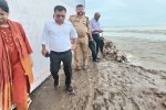 रामनगर के हेतमापुर में सरयू नदी के बढ़े जलस्तर का निरीक्षण करते अपर जिलाधिकारी निरंकार सिंह (फोटो सोर्स : Ritesh Singh )