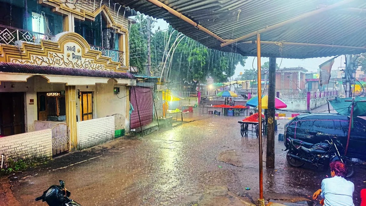 तीन घंटे तक झमाझम बारिश से किसानों के चेहरे खिल उठे हैं। भादो माह की इस बारिश को कृषि विशेषज्ञ धान की फसल के लिए लाभदायक मान रहे हैं। पीले पड़ रहे धान की फसल के लिए यह बारिश संजीवनी का काम करेगी।