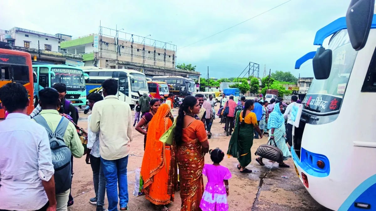 हरितालिका तीज पर्व सोमवार को मनाया जाएगा। इसके लिए महिलाएं मायके जाने बसों व ट्रेनों का सहारा ले रही है। जिससे भारी भीड़़ हो गई है। बसों में क्षमता से अधिक यात्रियों को बैठाया जा रहा है, जिससे यात्र खड़े होकर व लटककर यात्रा करने मजबूर हो रहे हैं। परिवहन विभाग का इस ओर ध्यान नहीं है