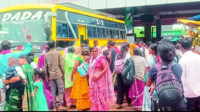 बसों में क्षमता से अधिक यात्रियों को बैठाया जा रहा।