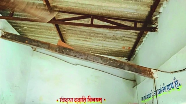 ग्रामीणों ने चंदा कर व सहयोग से सीमेंट शीट लगवाई थी वह भी अब जवाब देने लगा है।