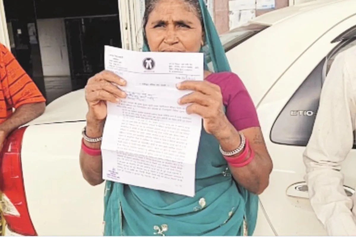Woman Approaches Bemetara Collector for Land Complaint