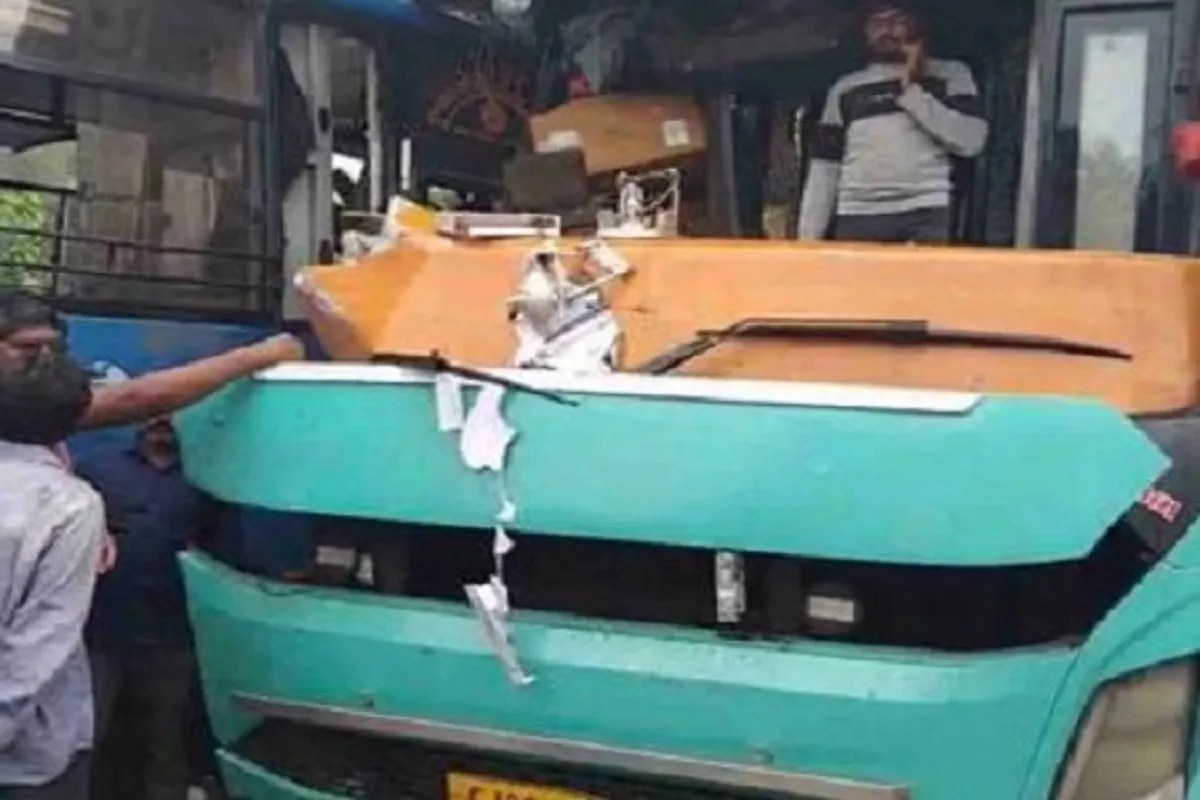 Woman dies, 9 injured in collision between ST and private bus