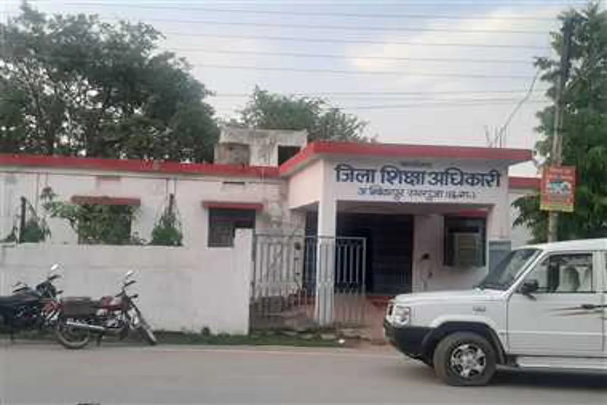 DEO Suspended female clerk