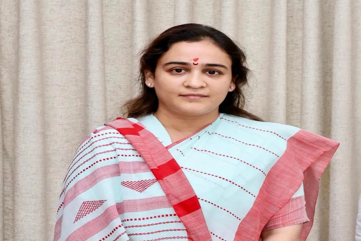 अपर्णा यादव ने पति प्रतीक के साथ डॉ. दिनेश शर्मा की फोटो शेयर कर दी बधाई (फोटो सोर्स : Aparna Bisht Yadav/ X)