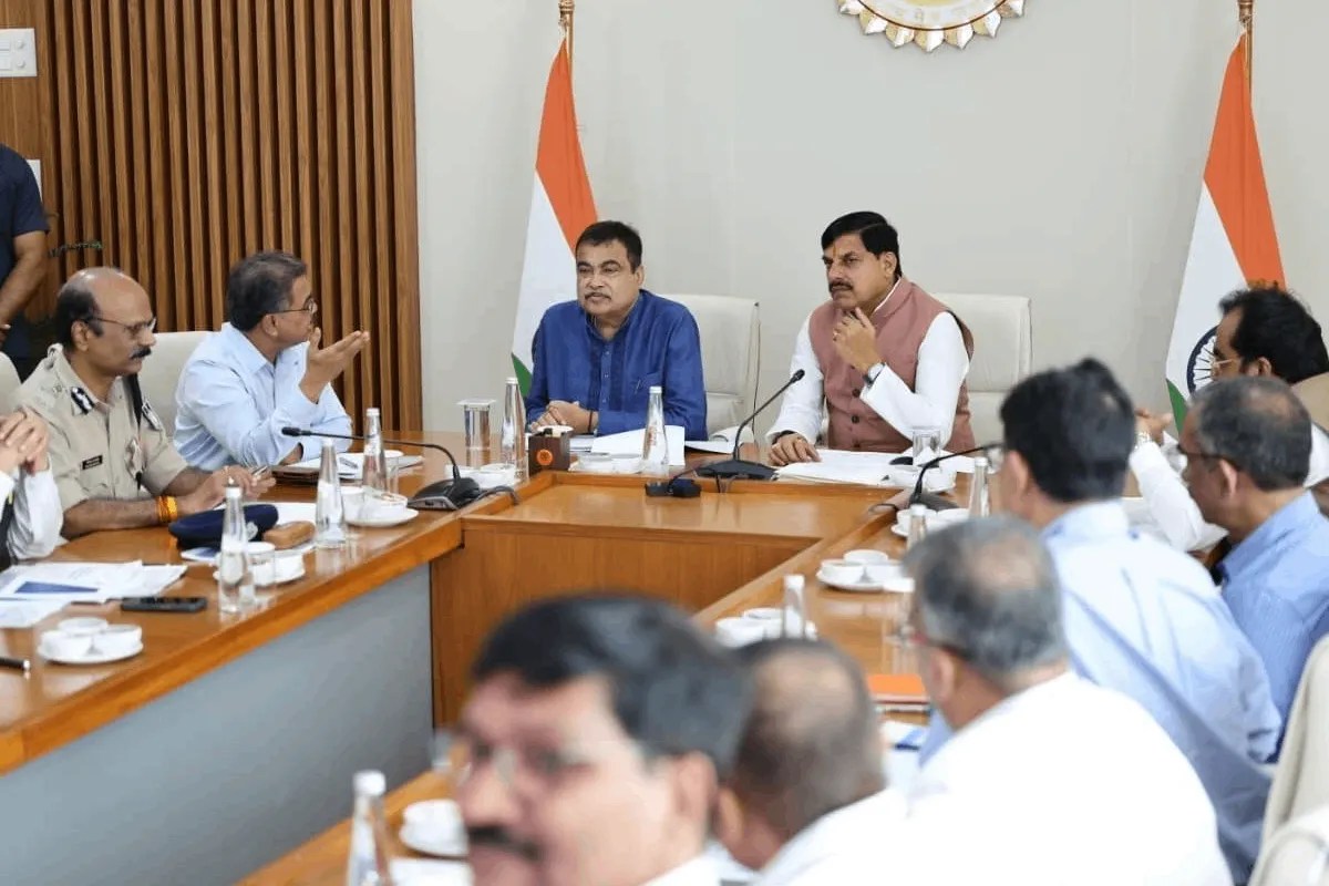 nitin gadkari announce 940 km four lane road project for mp roads