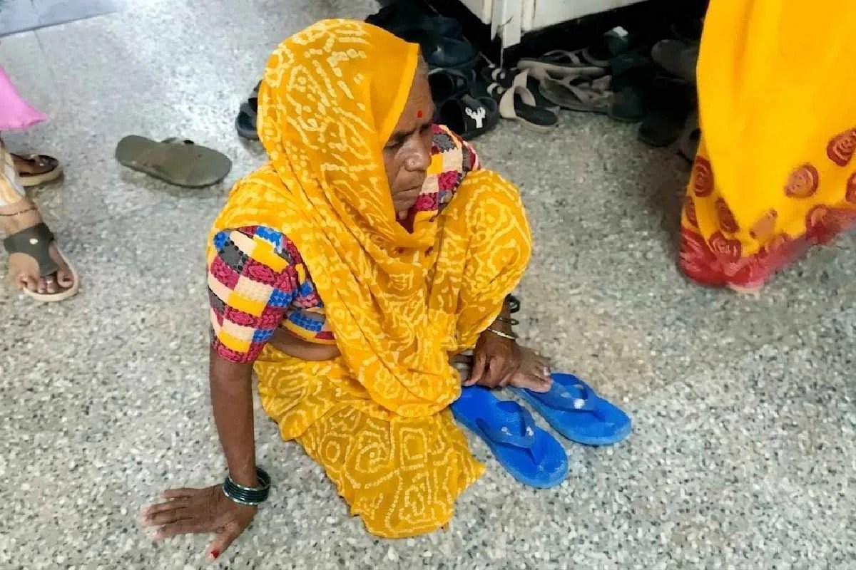 ‘मेरे पति को बचा लीजिए…’ ग्वालियर में 4 घंटे तक गुहार लगाती रही पत्नी, अस्पताल के फर्श पर मरीज की टूटी सांसें