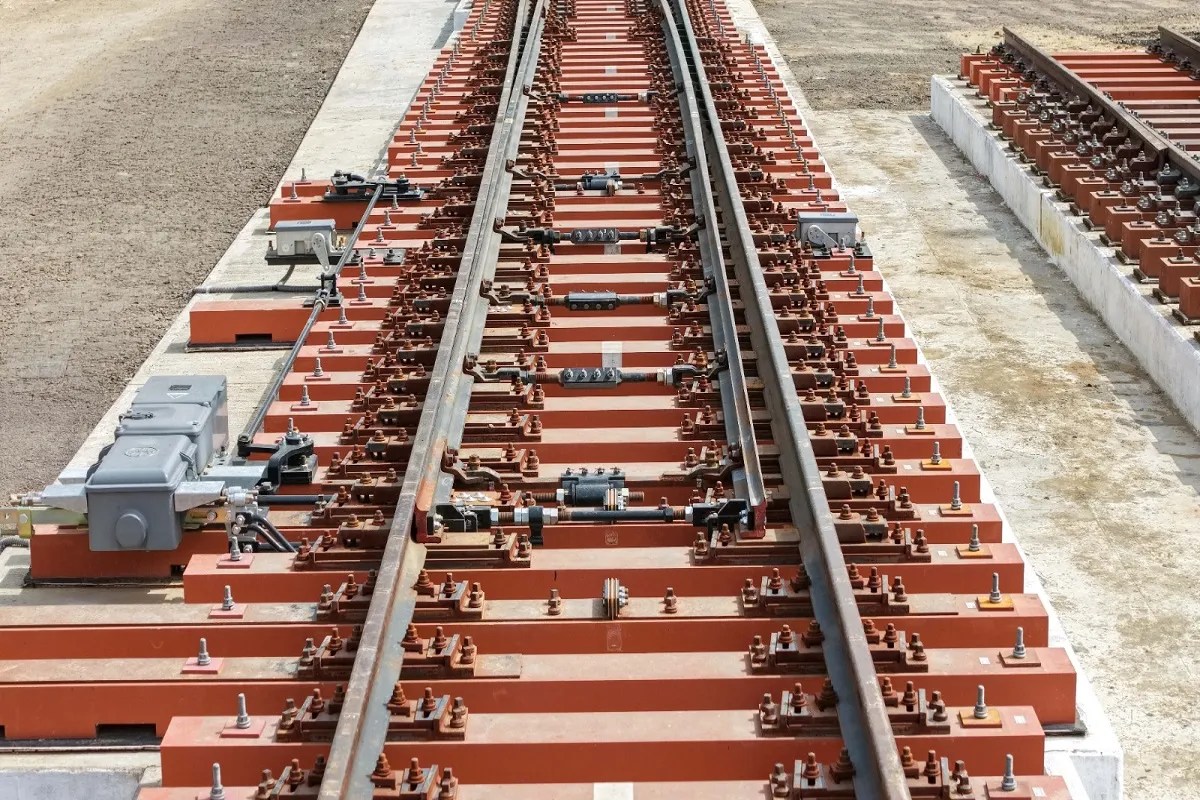 High-Speed Turnout with Movable Crossing Installed for the First Time on Bullet Train Corridor