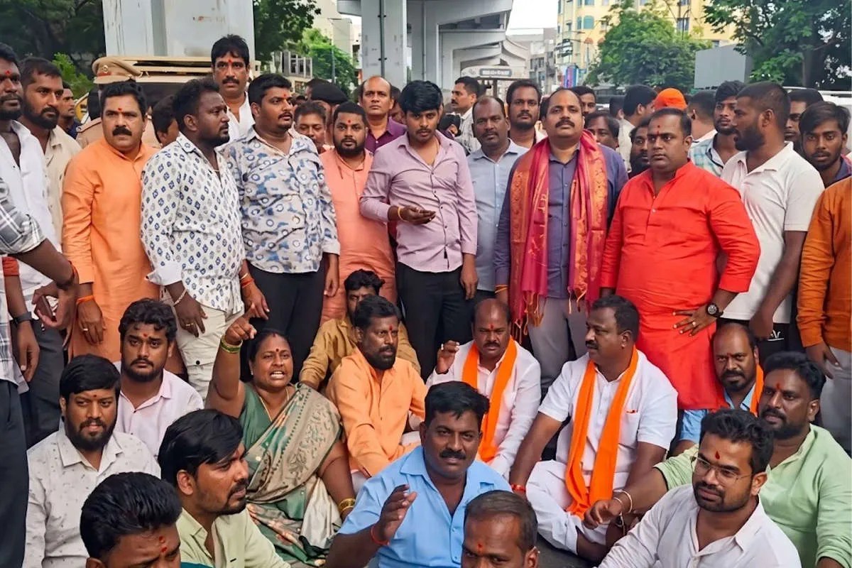 हैदराबाद में गणेश उत्सव के दौरान प्रसाद स्थल पर बीफ का पैकेट फेंकने का आरोप, भाजपा और हिंदू संगठनों का प्रदर्शन