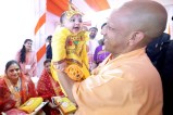 मासूम बच्चे को दुलारते मुख्यमंत्री योगी आदित्यनाथ, फोटो सोर्स- X मुख्यमंत्री योगी आदित्यनाथ