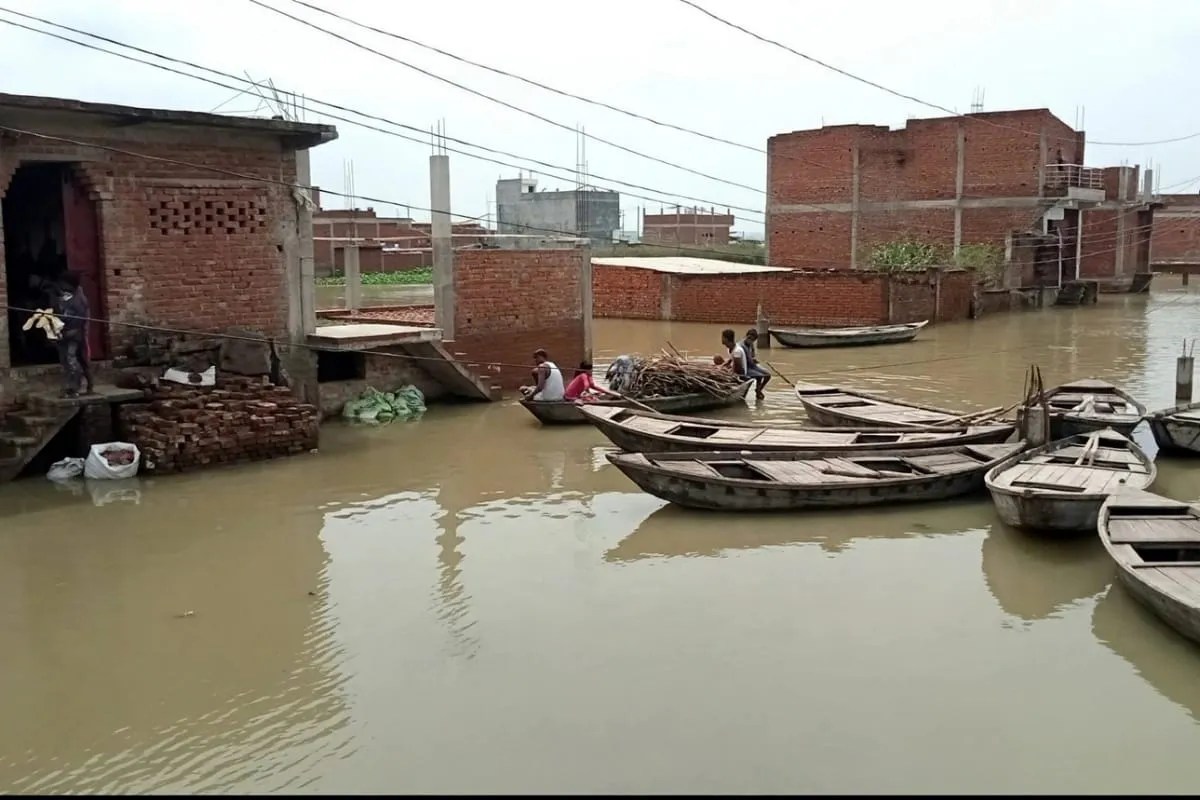 नाव के सहारे हो रहा आवागमन, फोटो सोर्स- पत्रिका