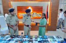 मोबाइल देते एसएसपी, फोटो सोर्स- उन्नाव पुलिस