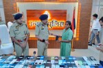 मोबाइल देते एसएसपी, फोटो सोर्स- उन्नाव पुलिस