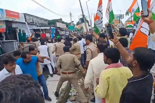 अमेठी में कांग्रेस का प्रदर्शन, पुलिस से झड़प, फोटो सोर्स- X वीडियो ग्रैब