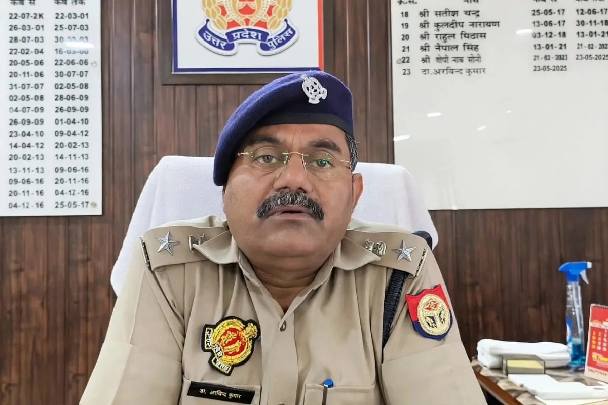 घटना की जानकारी देते पुलिस अधीक्षक ग्रामीण झांसी, फोटो सोर्स- X वीडियो ग्रैब