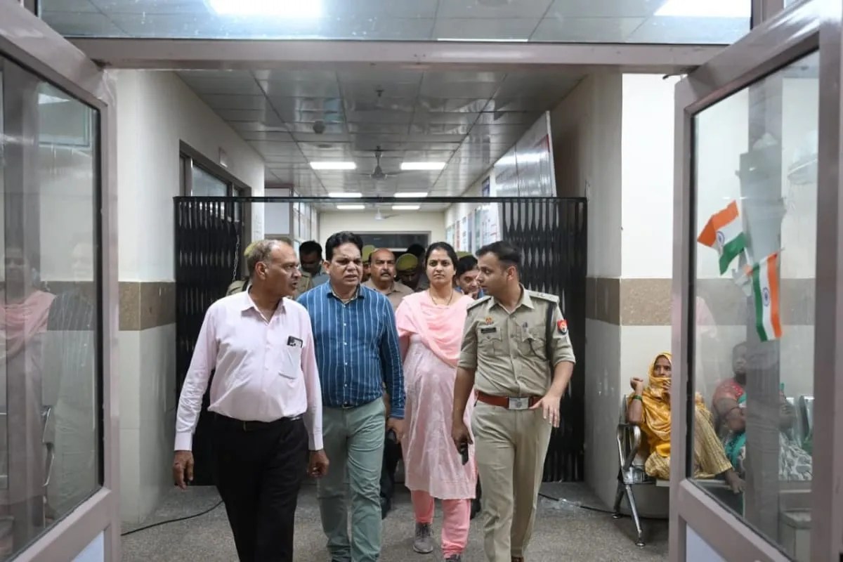 घायलों को देखने पहुंचे प्रशासनिक अधिकारी, फोटो सोर्स- X सूचना विभाग