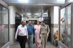 घायलों को देखने पहुंचे प्रशासनिक अधिकारी, फोटो सोर्स- X सूचना विभाग