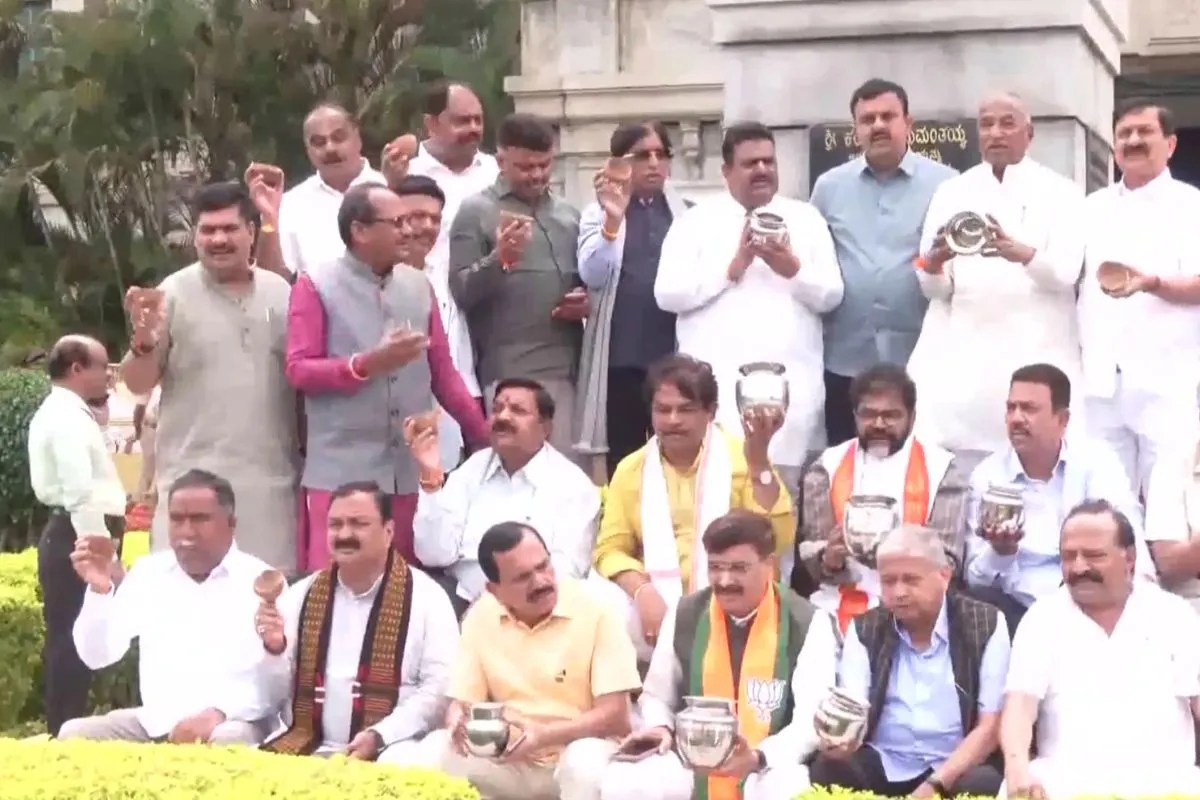 Karnataka BJP Protest: कर्नाटक में सियासी पारा गर्म: खाली कटोरा लेकर भाजपा का जोरदार प्रदर्शन, ‘वंदे मातरम’ पर भी घेरा