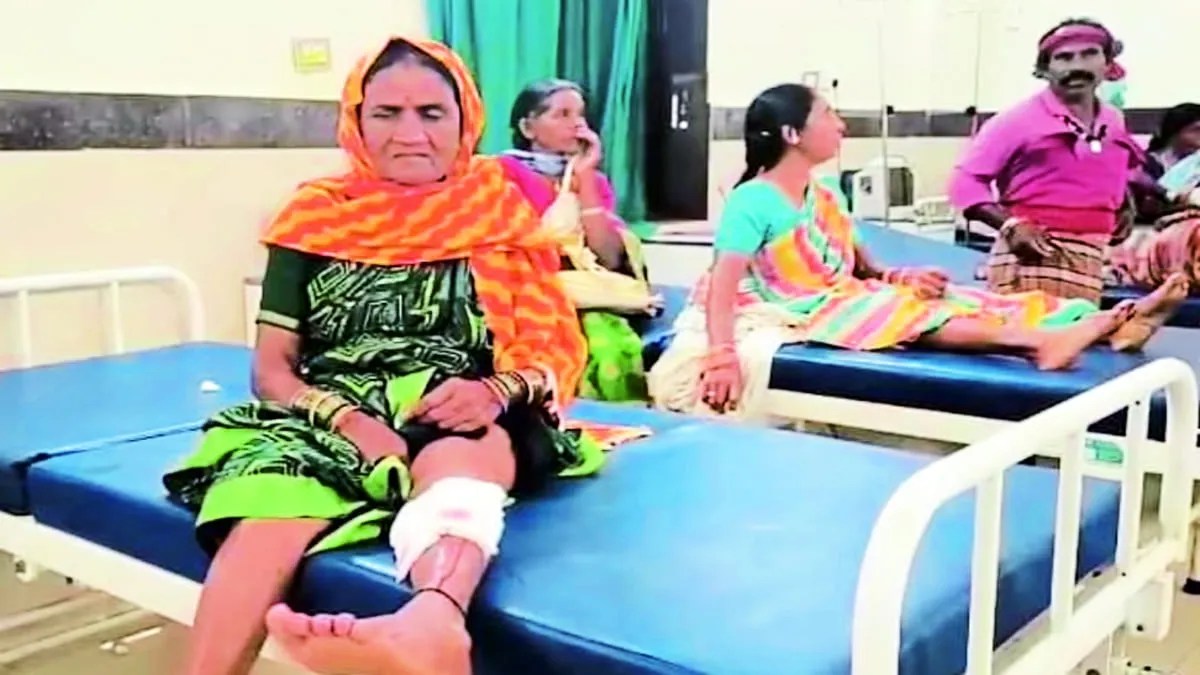 डौंडीलोहारा में सुबह से दोपहर तक पागल कुत्ते ने कहर मचा दिया। एक ही दिन में 13 लोगों को काट लिया और लहूलुहान कर दिया। अस्पताल में एक साथ मरीजों के पहुंचने से अफरा-तफरी मच गई।