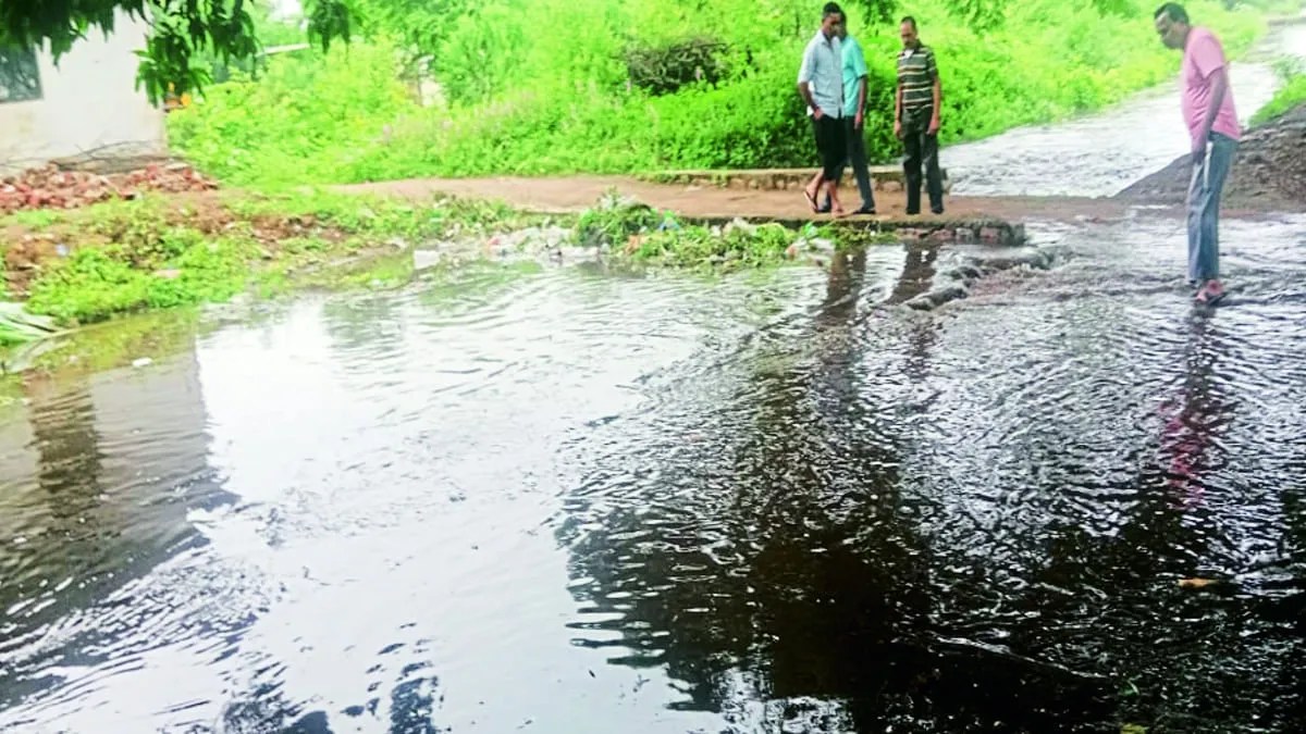 नहर और केनाल की सफाई कराए बिना ही सिंचाई विभाग ने गोंदली मुख्य नहर से पानी छोड़ दिया। कचरे और मलबे से जाम पुलिया के कारण केनाल ओवरफ्लो होकर रिहायशी बस्ती के घरों में पानी घुस गई, जिससे घरों में घुटने तक पानी भर गया।