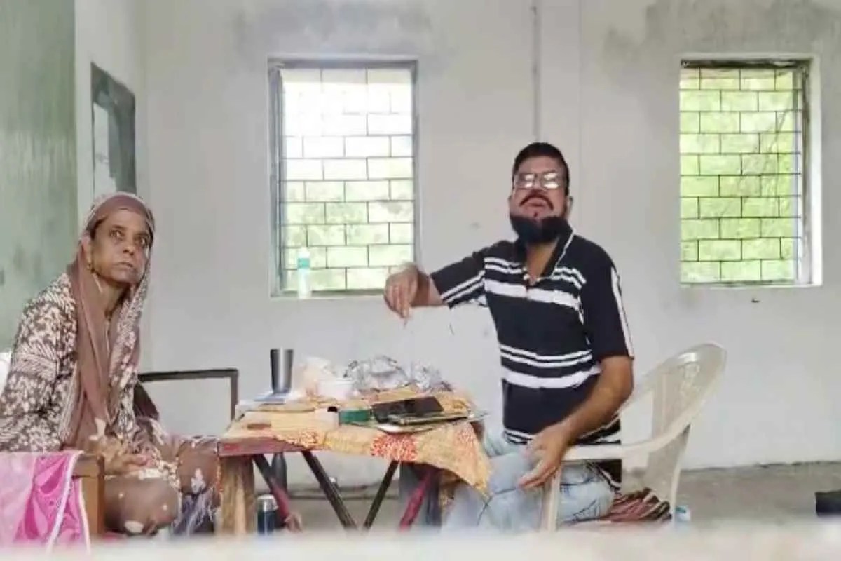 स्कूल में शिक्षिका पत्नी के साथ बैठे सादिक सिद्धिकी (Photo Source - Patrika)