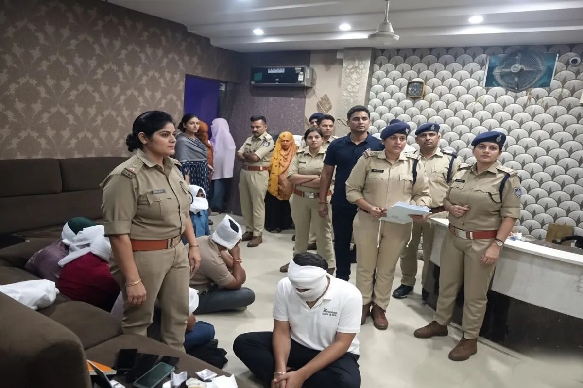 स्पा सेंटर से पकड़े गए लड़के-लड़कियां (Photo Source - Patrika)