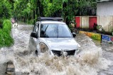 तेज बारिश के बाद राजधानी की प्रमुख सड़क पर जमा पानी से गुजरते वाहन। (फोटो सोर्स : Ritesh Singh )