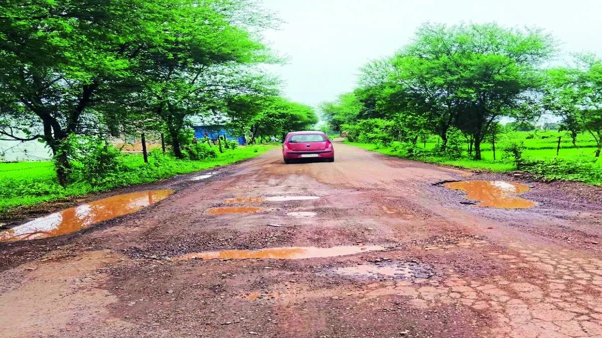 बालोद-डौंडीलोहारा मार्ग में जगह-जगह गड्ढे होने से 15 गांवों के हजारों लोगों को भारी तकलीफों का सामना करना पड़ रहा है। यहां हर 100 से 200 मीटर की दूरी पर गड्ढे हैं। रात में स्थिति और खतरनाक हो जाती है।