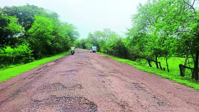 बालोद से दल्लीराजहरा, भानुप्रतापपुर, कांकेर और मानपुर-मोहला की ओर जाने वाला परिवहन भी इसी मार्ग से गुजरता है। भारी वाहनों के दबाव से सड़क की ऊपरी सतह उखड़ चुकी है और जगह-जगह बड़े गड्ढे हो गए हैं।